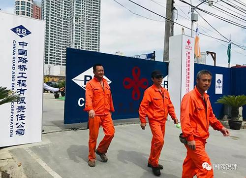 中國助力菲律賓實施許多民生項目。這是正在建設中的中國經援兩座橋項目，有助于緩解首都馬尼拉的擁堵難題。（圖片來源：中央廣播電視總臺央視新聞）